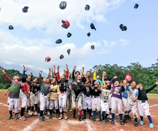 陳鏞基返母校長濱國小義賣水梨重振野球魂 體育 中時