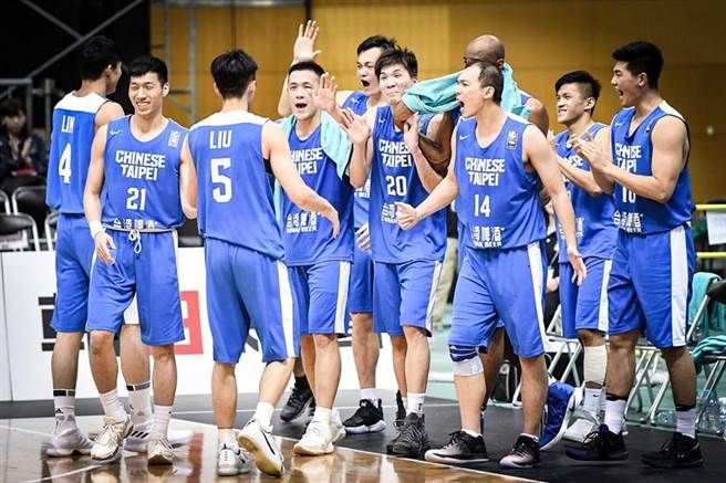 確定擊敗南韓摘冠後，中華男籃球員一起慶祝。(取自FIBA官網)