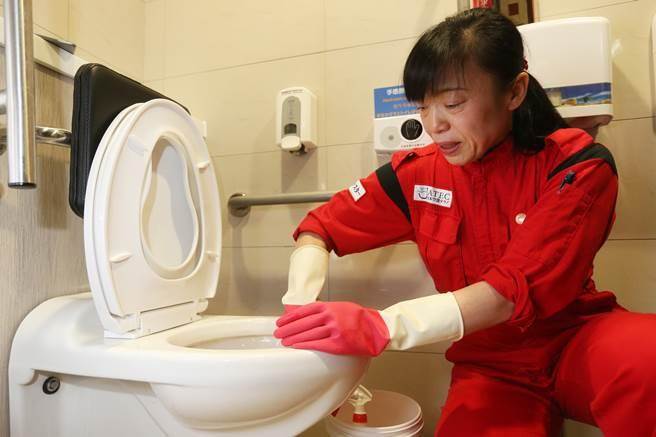 4月剛剛來台灣與松山機場的清潔人員進行技術交流的郭春艷，在日本已經被封為國寶級清潔工。(圖/中央社)