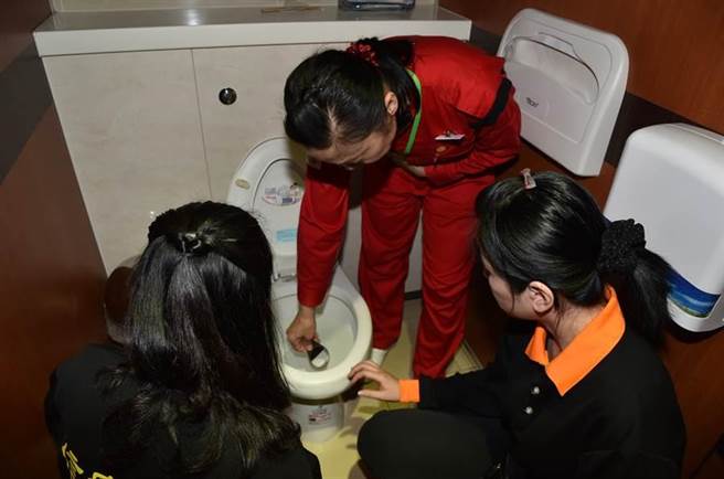 郭春艷在桃園機場和清潔人員分享經驗時，她拿著小鏡子，檢查馬桶內側是否還有髒汙，她的敬業精神真的令人佩服！(圖/中央社)

