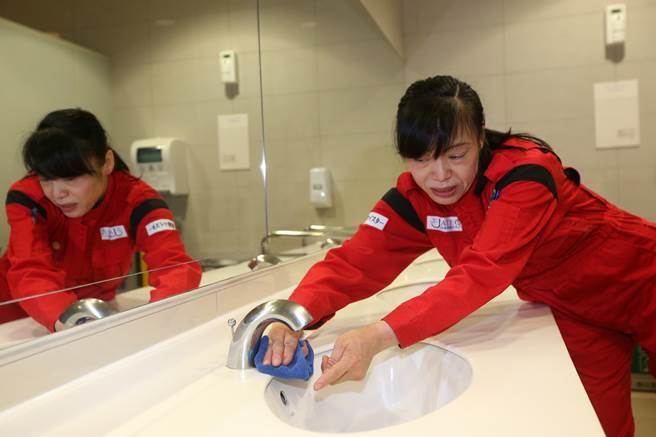 4月剛剛來台灣與松山機場的清潔人員進行技術交流的郭春艷，在日本已經被封為國寶級清潔工。(圖/中央社)
