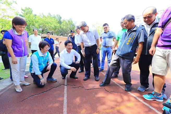 林佳龍勘察居仁國中 忠孝國小運動場地允加速修繕 政治 中時