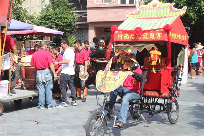 遶境隊伍騎三輪車載著媽祖神像環繞竹南市區，相當環保。（圖/黎薇）