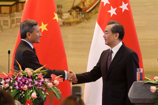 106年，大陸外交部長王毅（右）在北京與新加坡外交部長維文舉行會談。（中新社）