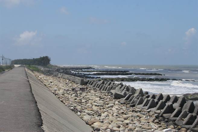 七股海岸線倒退問題嚴重，水利署第六河川局計畫將離岸堤外移，加上明年度的人工養灘防護措施，搶救沙灘地。（圖/莊曜聰）