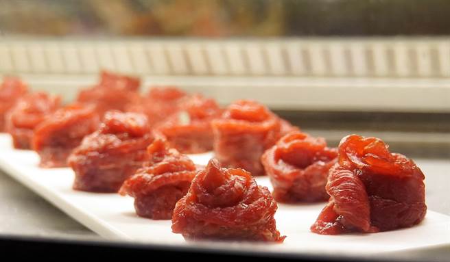 肉色鮮紅的台灣溫體牛肉，是用來以「過橋」方式烹煮「台灣牛肉湯」之用。（圖／姚舜攝）