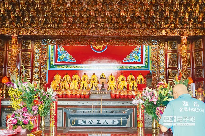 新北市石门十八王公庙位于乾华原址的新庙日前落成并举行安座大典，将十八王公神像和忠义神犬像请回庙内安置。（李其桦摄）