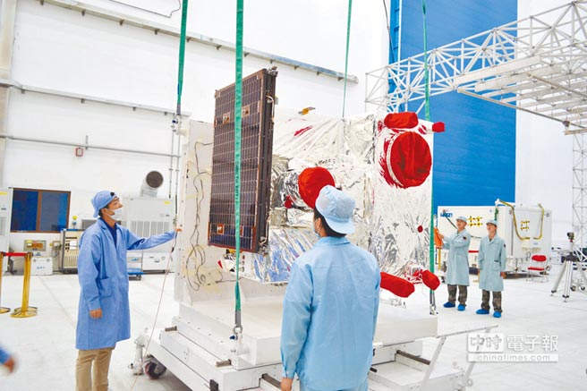 量子衛星在酒泉衛星發射中心內安裝太陽翼。（新華社資料照片）