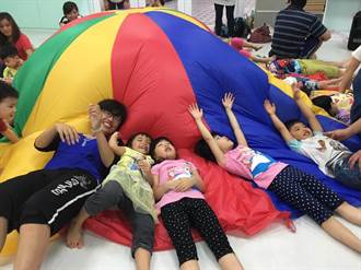 光華幼教體能遊戲　親子同樂玩「氣球傘」