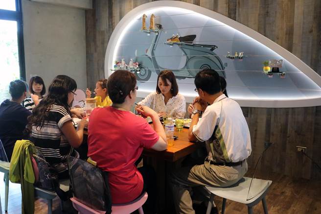 千葉興業機車零件大廠開創複合餐飲，有別其他餐廳，試營運1個多月，每天都有不少消費者慕名而來。（萬于甄攝）