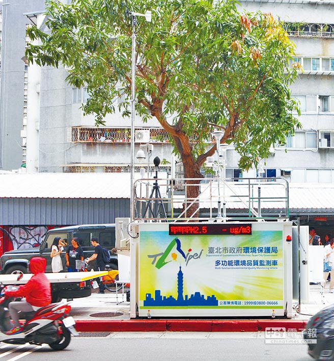 台北市斥资900万打造「多功能环境品质监测车」在街头趴趴走，机动监测空污、噪音、光害和环境辐射等公害污染。（张立勋摄）
