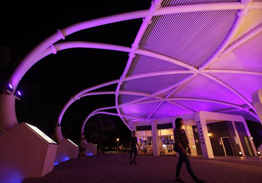 西子灣遊客中心正式啟用，橢圓美學建築外觀採用鋼結構與薄膜屋頂等綠建築設計，傍晚呈現多彩燈光變幻，吸引民眾參觀。（王錦河攝）