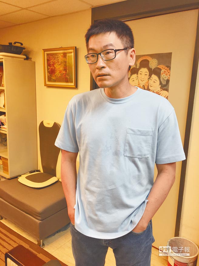 台北市議員梁文傑被爆2周內至少6次上酒店把妹，深夜跟年輕女子回家。他昨澄清，只是赴朋友約，被拍到的是朋友的女友，太太都知情。（陳燕珩攝）
