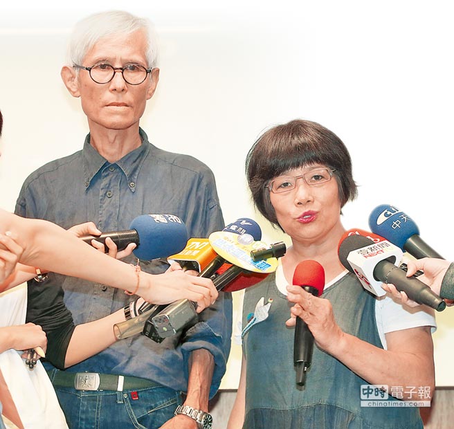 雕塑家林良材夫婦召開記者會，呼籲經紀人楊博文出面交代藝術品的下落。（陳君瑋攝）