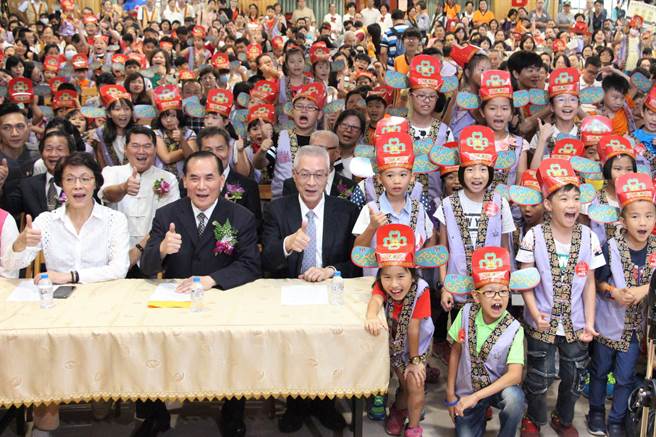 國民黨候任黨主席吳敦義(前排左三)1日與上百位小狀元開心合照。(郭韋綺攝) 