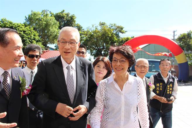 前副總統吳敦義(中)1日到高雄，立委黃昭順(右)陪同出席活動。(郭韋綺攝)