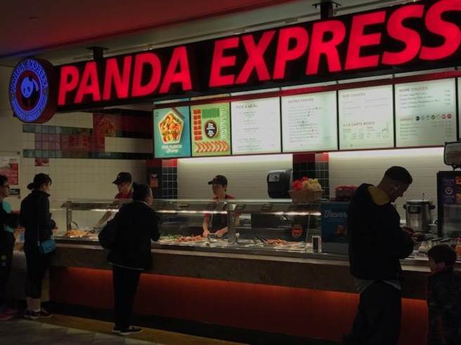 全美最大的中式快餐連鎖店熊貓快餐頗受消費者歡迎，在美食街總能見到顧客排隊點餐。(圖:陳子巖攝)