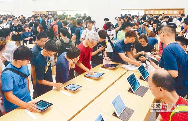 Apple Store台北首店開幕 果粉擠爆 - 生活新聞 - 中國時報