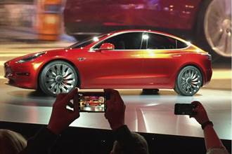 Tesla Model 3 電動車 月底起交貨