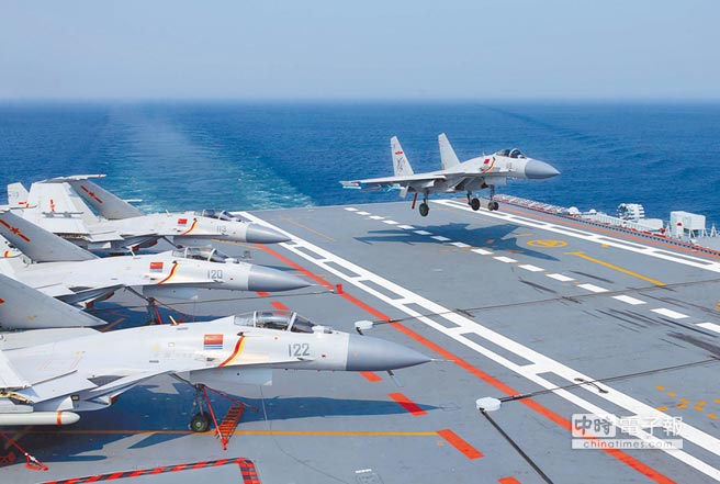 自6月25日從青島啟航以來，由遼寧艦、導彈驅逐艦濟南艦和銀川艦、導彈護衛艦煙台艦組成的航母編隊，連續晝夜航行轉移多個海區。圖為殲-15艦載戰鬥機在遼寧艦著艦。（中新社）