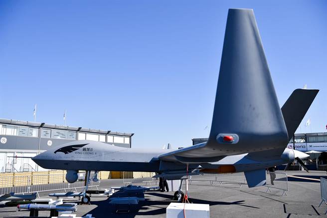 GJ-1「翼龍」無人攻擊機是「翼龍」2的攻擊版，圖為中國航空工業集團6月19日在法國巴黎航展會場展示的「翼龍」2無人機模型。（圖/新華社）
