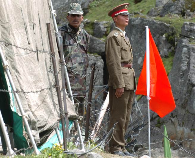 乃堆拉山口是喜马拉雅山脉中的一个隘口，位于中国西藏自治区日喀则市亚东县与印度锡金邦的边境，而洞朗正位于中印边境的锡金段。1962年中印爆发边境衝突后，两国撤销了原边贸市场的海关机构，乃堆拉山口由军队把守，而边贸通道则被铁丝网隔离，后来双方关系缓和时，曾恢復开放。图为乃堆拉山口两侧的中印边防军人2006年7月5日隔着铁丝网值勤的画面。（新华社）