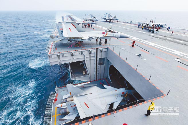 戰機起飛前準備工作，正在從機庫內向升降機轉移。（取自中國軍網）