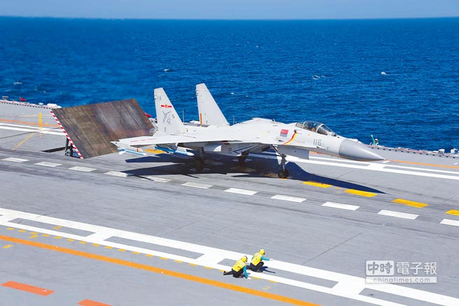 大陸遼寧艦上戰機，攜帶了霹靂-12和霹靂-8訓練彈。（取自中國軍網）