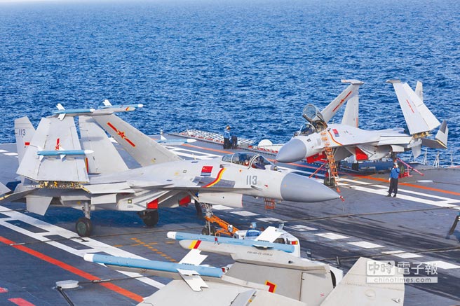 遼寧艦上戰機進行彈藥準備。（取自中國軍網）