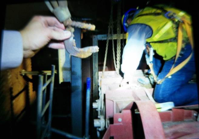 台電大林廠發生工安意外，疑似吊掛作業超載，造成鐵鉤斷裂重物砸落，釀成1死1傷悲劇。（柯宗緯翻攝）