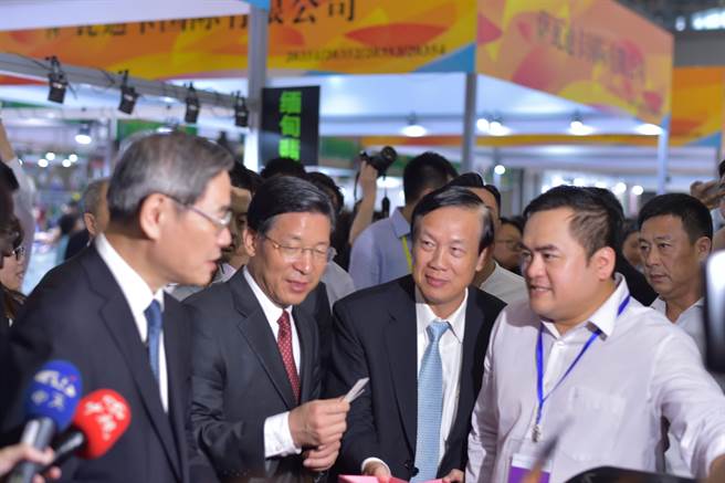（左起）國台辦主任張志軍、天津市長王東峰、商業總會理事長賴正鎰。