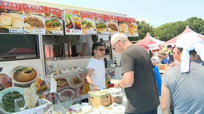 「日本台灣祭2017」活動7日起至9日在上野公園舉行，現場約有30個台灣小吃攤位，吸引了大批的日本和外國友人參與。(黃菁菁攝)