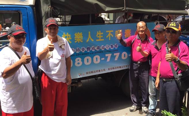 ▲南投卫生局利用城隍爷圣诞机会，进行反戒毒宣导，在遶境车上悬挂反戒毒宣导布条。（杨树煌摄）