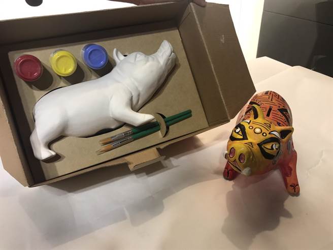 排灣族藝術家巴豪嵐．吉嵐所與輔仁大學合作打造慈善小山豬藝術雕塑，輔大藝文中心再以原型開發「小山豬造型白瓷素胚存錢筒」，供民眾認購並進行創作。（陳心瑜攝）