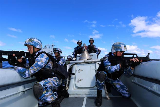 中国海军南海舰队远海训练编队2月20日在东印度洋进行武力营救演练，特战队员在小艇上保持高度戒备状态，准备登上被「劫持」船只进行营救。（图/新华社）