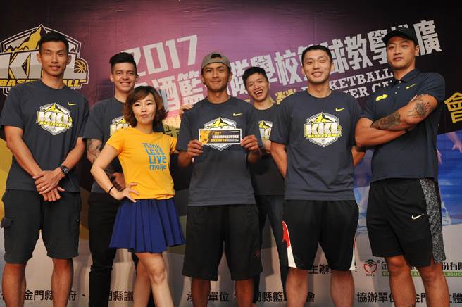 金酒籃球隊球星陳靖寰（右三）偕隊友返鄉推廣籃球教學。（李金生攝）