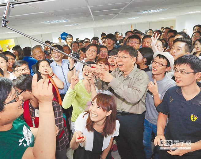 柯文哲一直深受年輕人喜愛。（本報資料照片）