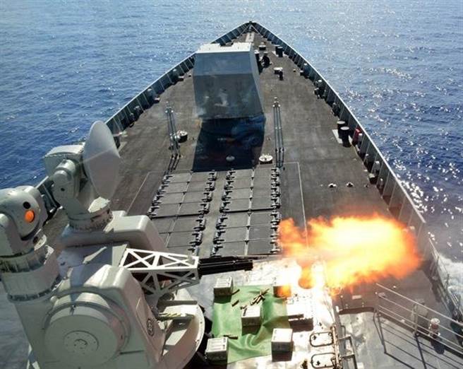 中国海军合肥舰10日在地中海域进行了副炮射击演练，针对近距离海上小目标进行精确打击。（图/解放军报）