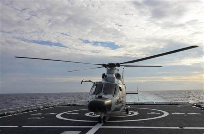 中国海军10日趁在与俄罗斯海军举行联合演习前，于地中海域举行了副炮对海射击、轻武器射击，以及直升机巡逻警戒等针对性训练，图为直升机准备起飞的画面。（图/解放军报）