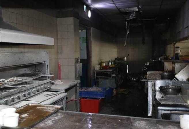 起火點在餐廳廚房，被燒得焦黑。（圖／黃國峰）