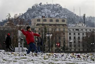 智利首都20年來首飄雪 28萬人無電可用