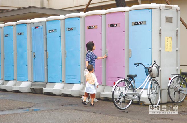 日本新潟縣柏崎市輸水管被毀，全市停水，臨時廁所供民眾使用。（中新社資料照片）