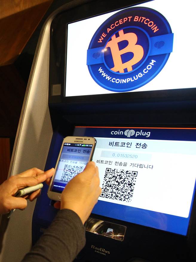 随着其价格飙升，比特币的使用与交易有愈来愈多的企业参与其中，图为韩国公司所开发的比特币自动提款机。（图／新华社）