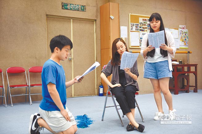 6月7日，操得一口流利普通話的香港學生梁芷萁（中，1997年出生）在排練粵劇。（新華社）