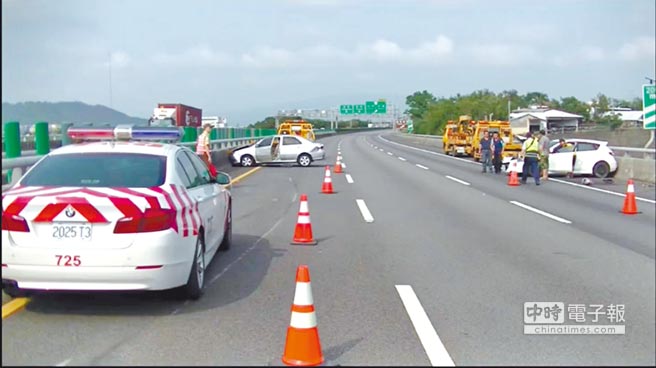 陳姓女子5月5日駕駛銀色轎車行駛在國道3號，卻遭後方任意變換車道的白車追撞，車子失控衝向內側車道撞上分隔島，所幸未受傷，但已飽受驚嚇。（謝瓊雲翻攝）