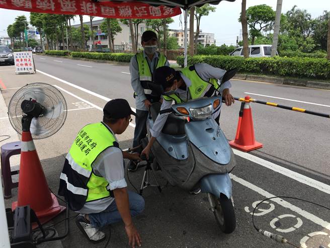 桃園市政府環保局推出二行程機車報廢抽獎活動，只要在今年底前辦理二行程機車報廢，就能參加獎品總價高達300萬元的抽獎。（環保局提供）