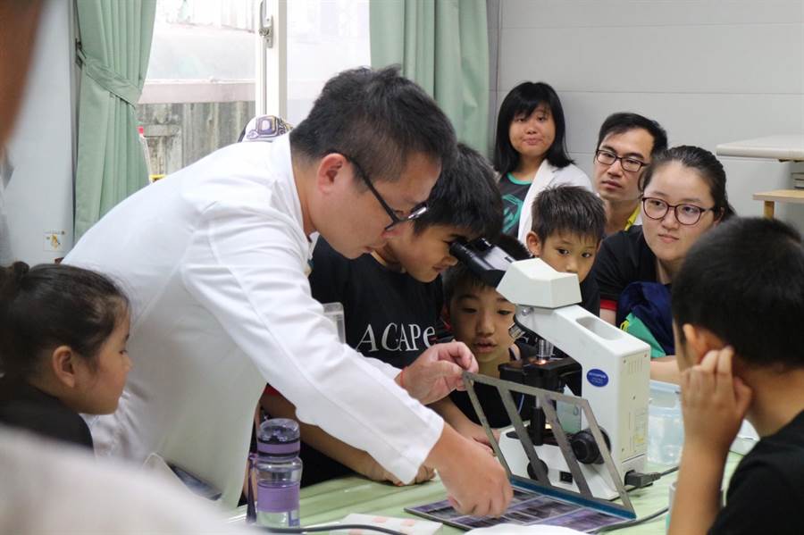 小小兵們透過顯微鏡看細菌。（衛福部基隆醫院提供）