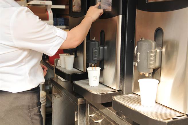 埔里觀光名店Feeling18巧克力工房8月起將停用免洗杯，民眾仍然可以自備環保杯享用免費咖啡與冷泡茶。（廖肇祥攝）