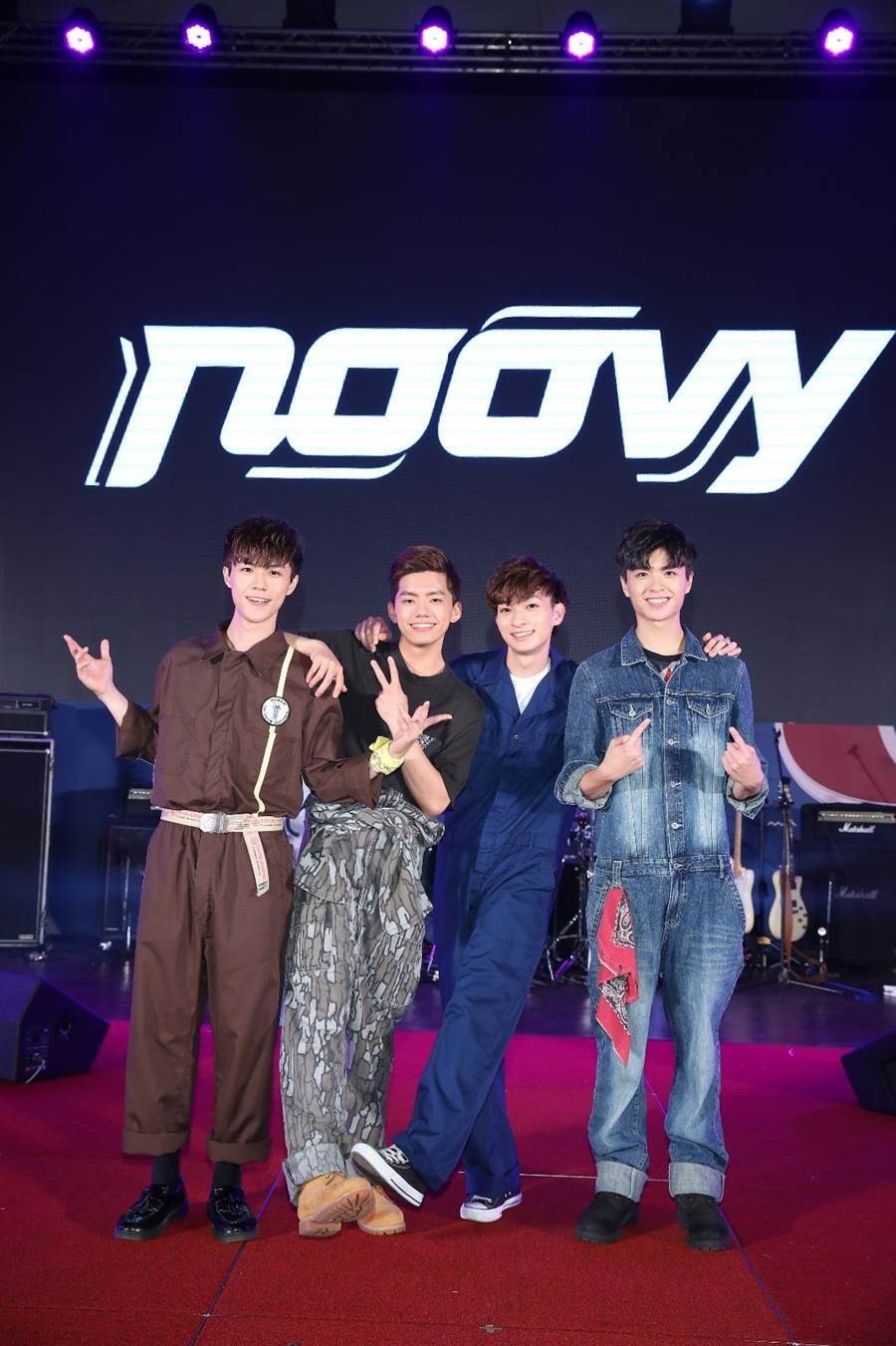日系搖滾樂團noovy的JK（左起）、Mark、Shawn、Hank為「璀璨之星」複賽暖場，笑說想念3年前參賽的日子。（記者廖慧娟攝）
