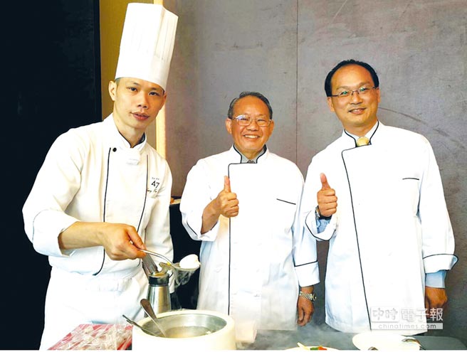 大巴餐飲集團董事長林輝義（中）、副總楊宗勳（右）邀請消費者到台北四七名人宴品嘗水果、美酒入菜的精美料理。圖／業者提供